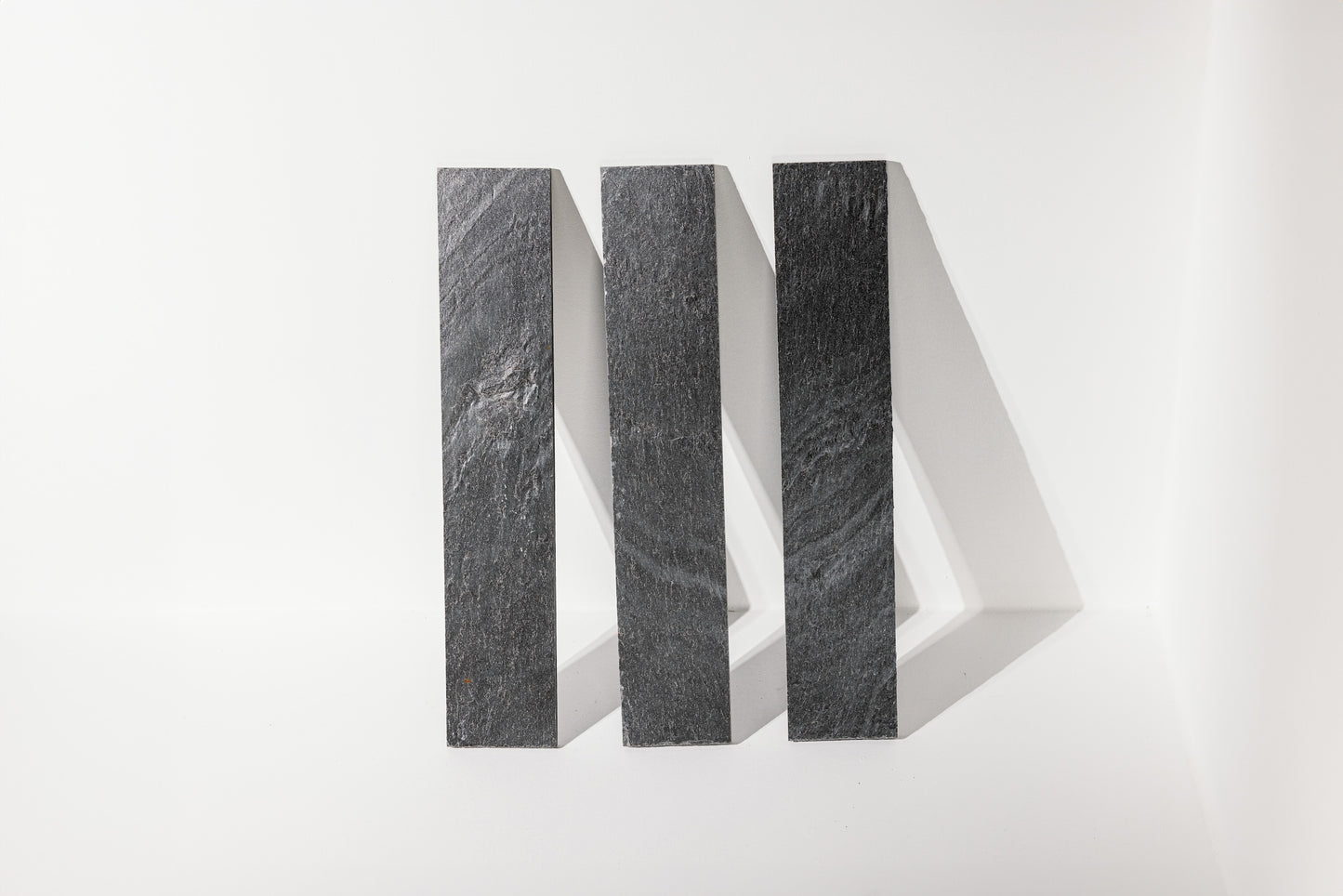 Frost Valley Dark Grey Natural Stripe Verhoilukivilaatta