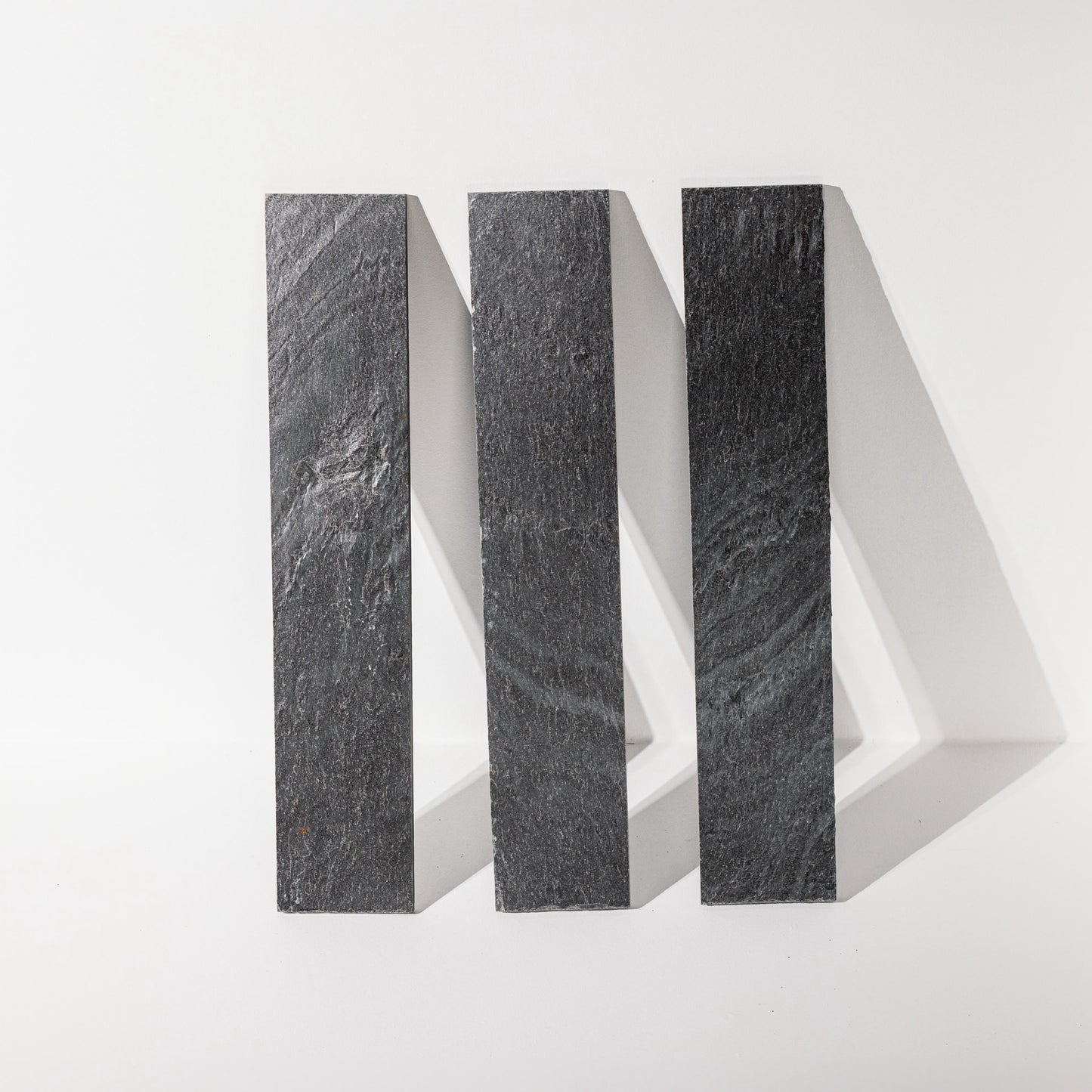 Frost Valley Dark Grey Natural Stripe Verhoilukivilaatta